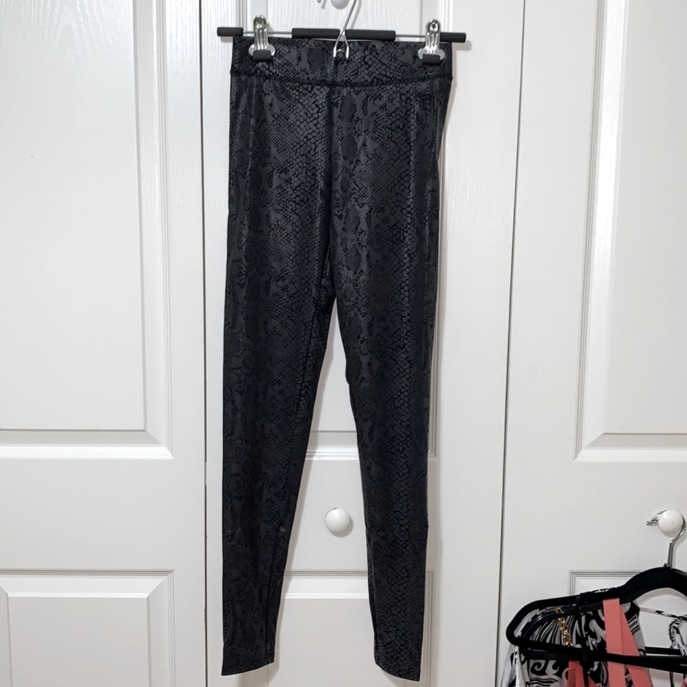 NWOT-VS Pink snake print leggings-XS
